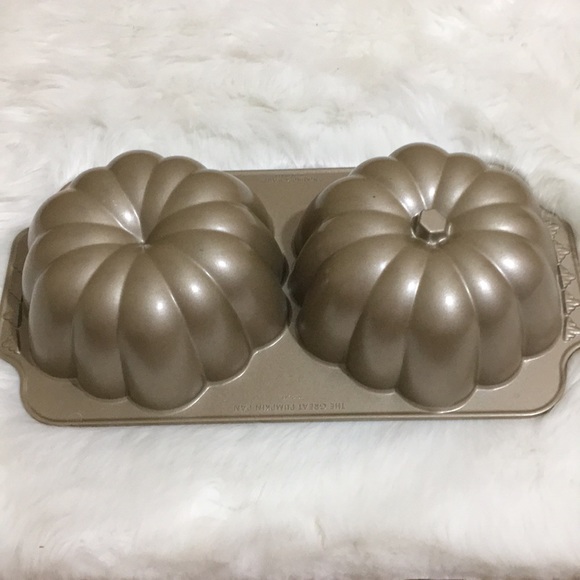 Nordic Ware The Great Pumpkin Pan  10 Cup - Picture 1 of 3